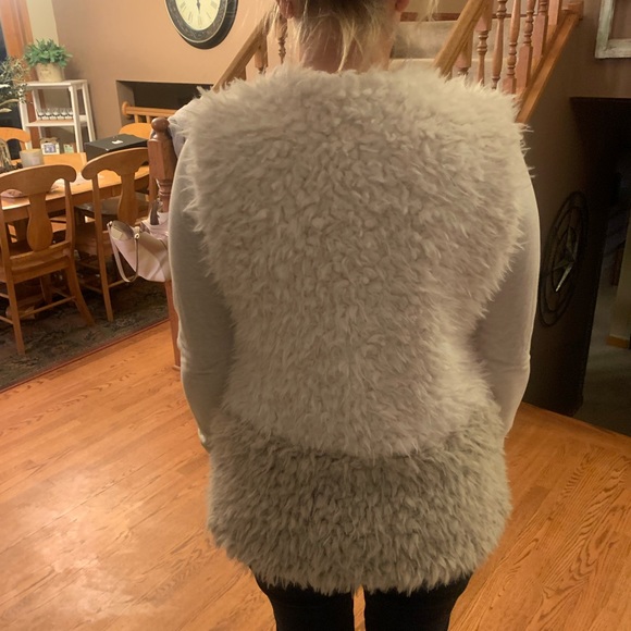 Women’s faux fur vest. Ooh la la!! - Picture 6 of 9